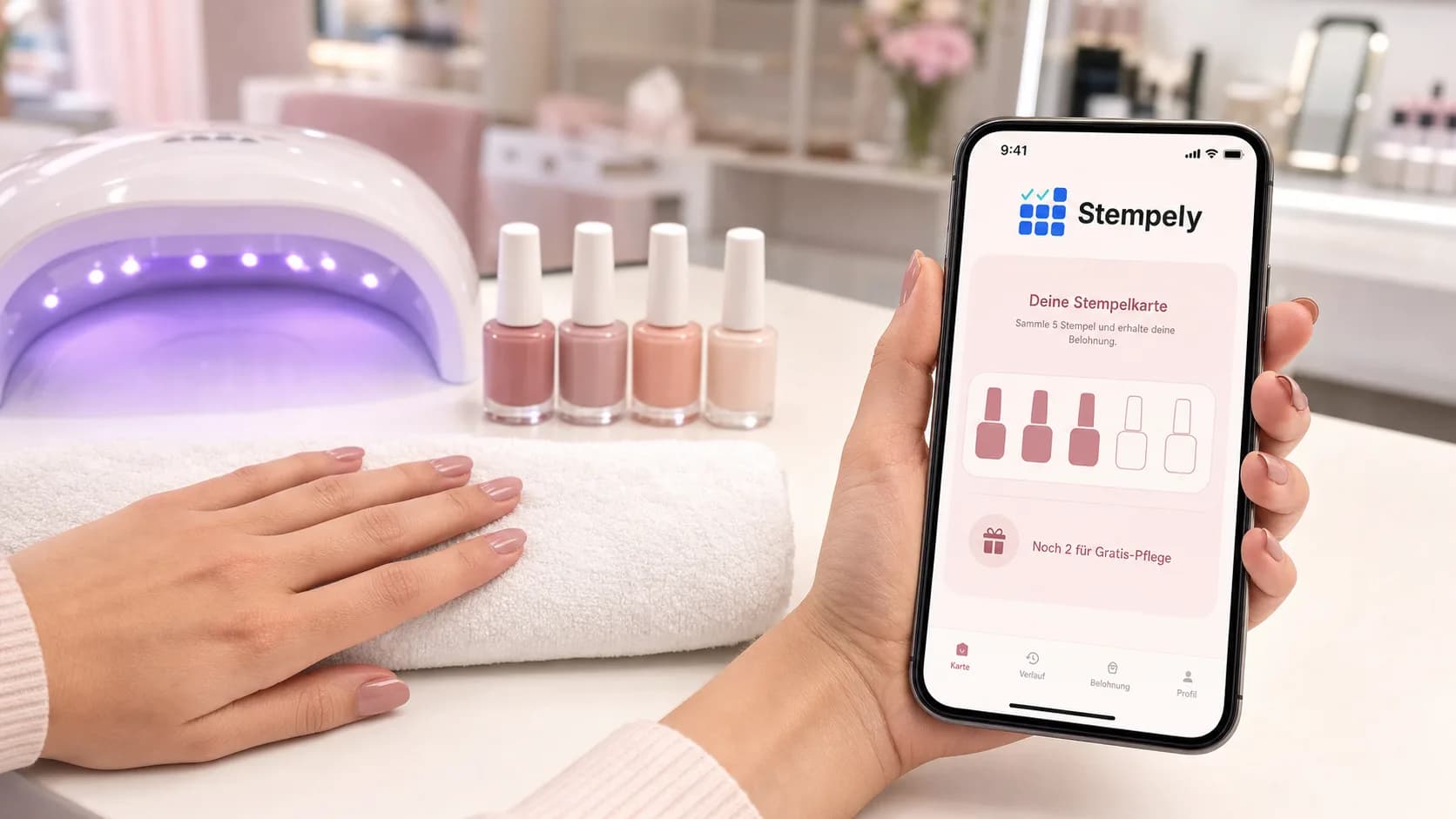 Manicurista con la aplicación Stempely en la mesa de manicura, tarjeta de fidelidad digital para salones de uñas