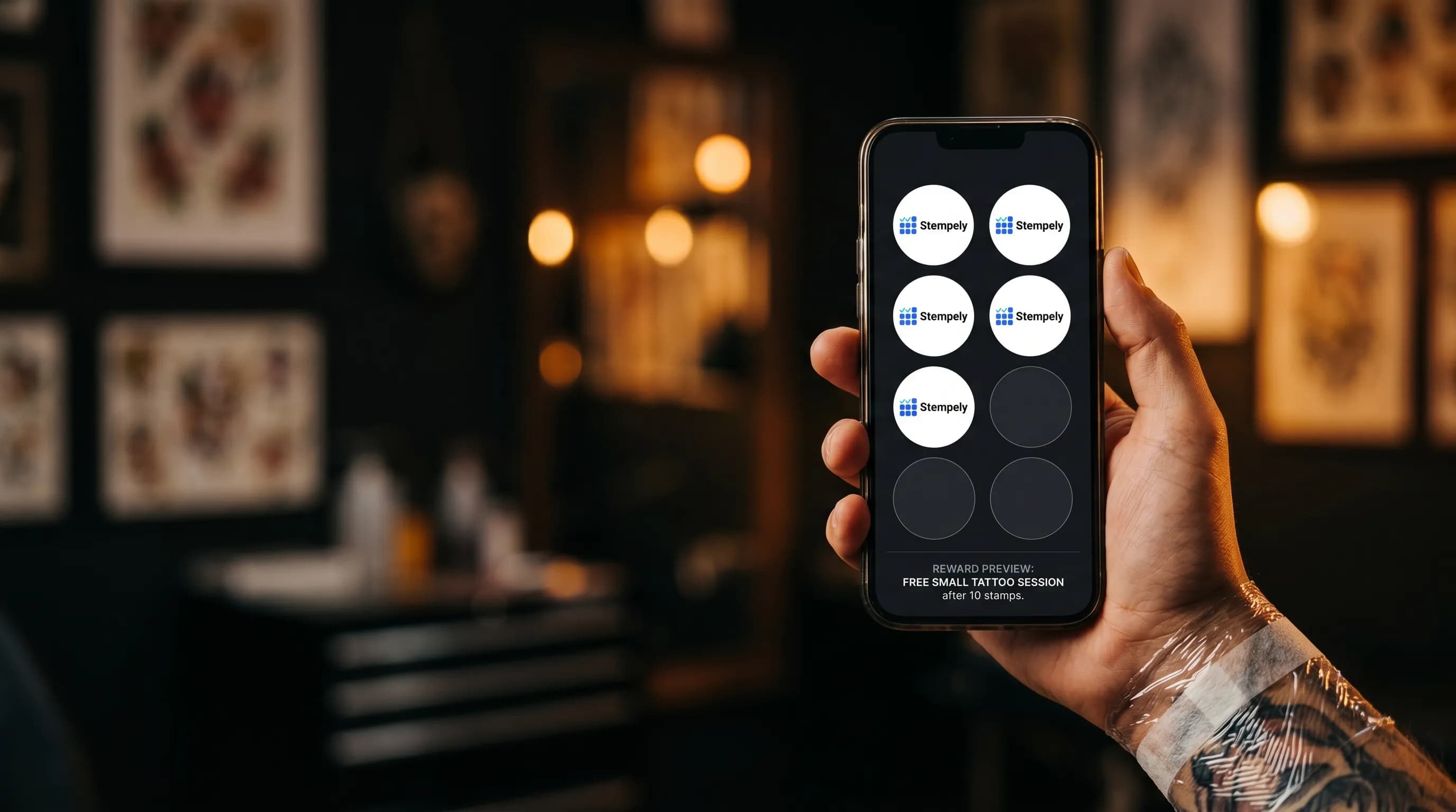 Tatuador con la app Stempely en el mostrador NFC, tarjeta de fidelidad digital para estudio de tatuajes y piercing